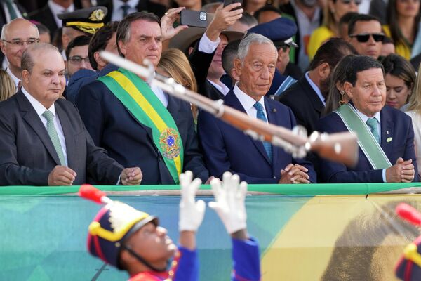 O presidente, Jair Bolsonaro (segundo da esquerda) e o presidente de Portugal, Marcelo Rebelo de Sousa (segundo da direita) participam de desfile militar para comemorar o bicentenário da independência do país em Brasília, 7 de setembro de 2022 - Sputnik Brasil