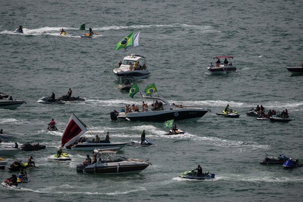 Apoiadores do presidente Bolsonaro fazem &quot;jetskizada&quot; para comemorar os 200 anos da independência do Brasil, na Praia de Copacabana, no Rio de Janeiro, em 7 de setembro de 2022 - Sputnik Brasil