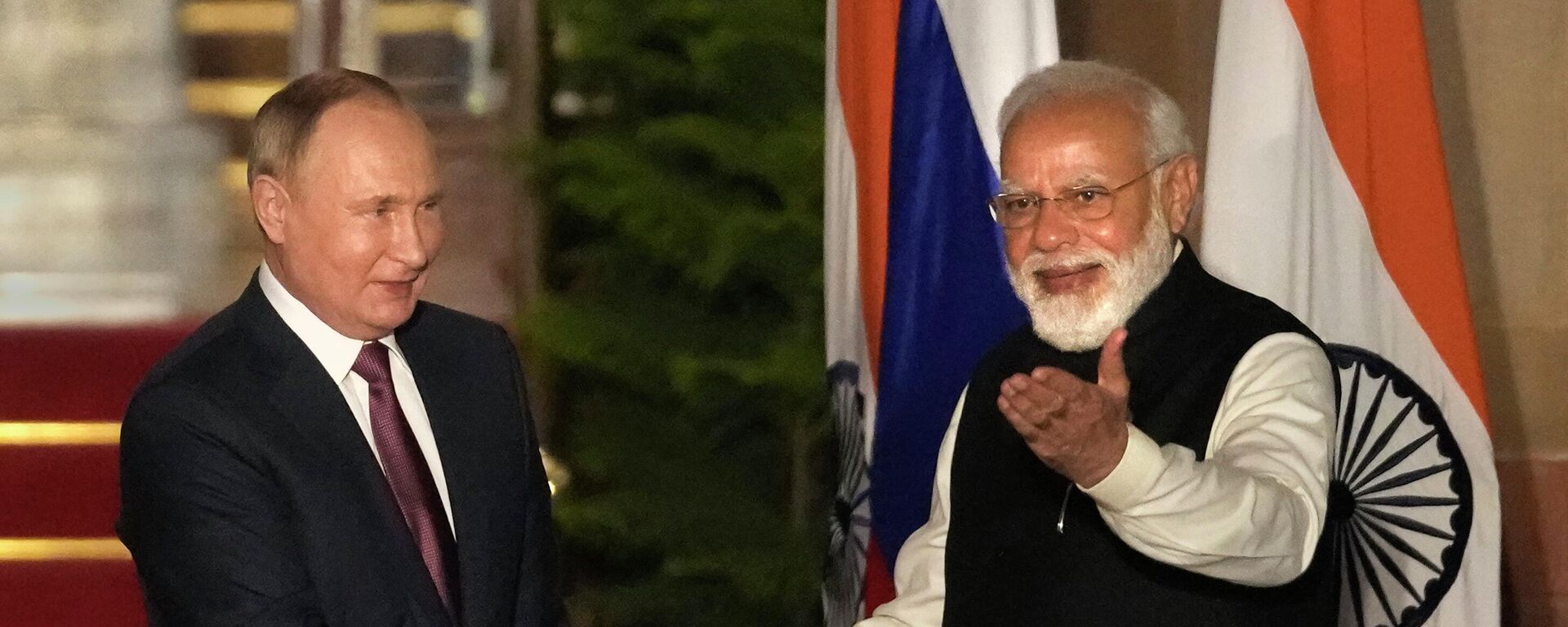 Vladimir Putin, presidente da Rússia (à esquerda), e Narendra Modi, primeiro-ministro da Índia, apertam as mãos durante encontro em Nova Deli, na Índia, em 6 de dezembro de 2021 - Sputnik Brasil, 1920, 01.12.2022