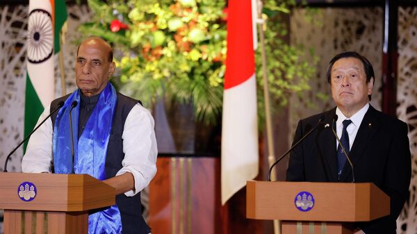 Rajnath Singh (à esquerda) e Yasukazu Hamada (à direita), ministros da Defesa da Índia e do Japão, respetivamente, falam durante coletiva de imprensa na Casa de Hóspedes Iikura em Tóquio, Japão, 8 de setembro de 2022 - Sputnik Brasil