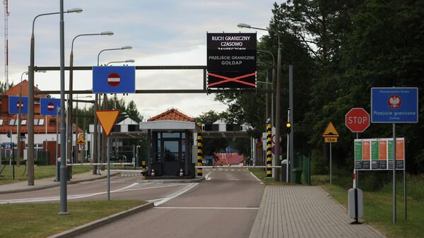 Placa de boas-vindas à União Europeia no posto de fronteira fechado entre Goldap, Polônia, e a região de Kaliningrado, Rússia, 7 de julho de 2022 - Sputnik Brasil