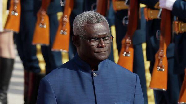O primeiro-ministro das Ilhas Salomão, Manasseh Sogavare, revisa a guarda de honra durante uma cerimônia de boas-vindas no Grande Salão do Povo em Pequim, 9 de outubro de 2019 - Sputnik Brasil