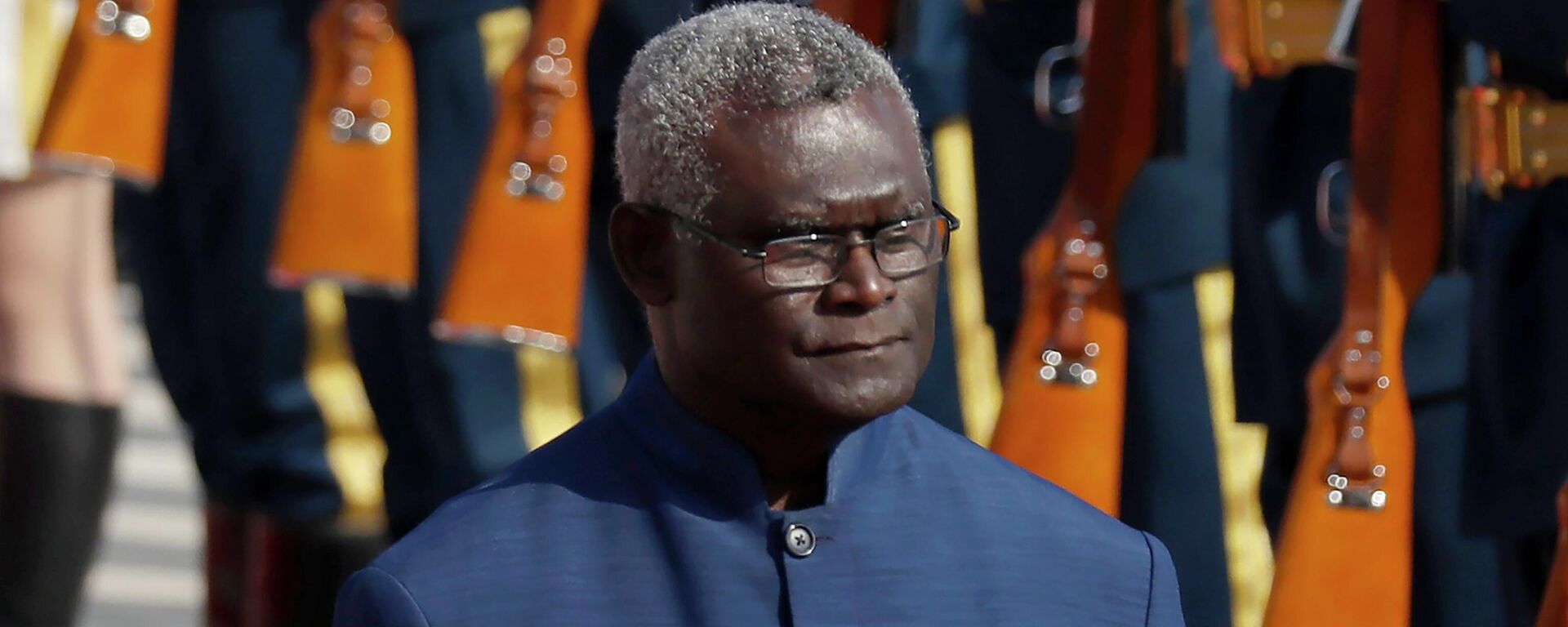 O primeiro-ministro das Ilhas Salomão, Manasseh Sogavare, revisa a guarda de honra durante uma cerimônia de boas-vindas no Grande Salão do Povo em Pequim, 9 de outubro de 2019 - Sputnik Brasil, 1920, 23.04.2024