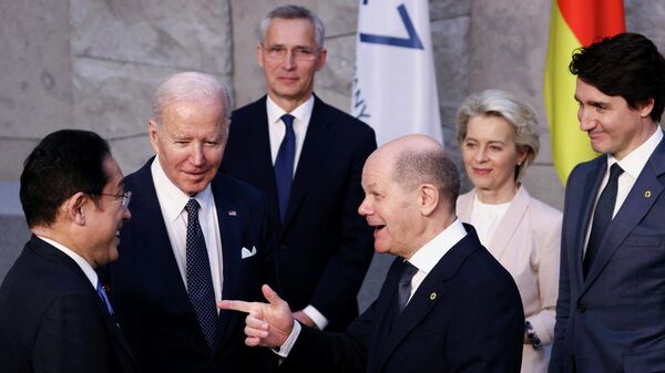 Joe Biden, Olaf Scholz, Jens Stoltenberg, ao fundo, à esquerda a presidente da Comissão Europeia Ursula von der Leyen, ao fundo, segunda à direita e o primeiro-ministro do Canadá, Justin Trudeau, 24 de março de 2022 - Sputnik Brasil