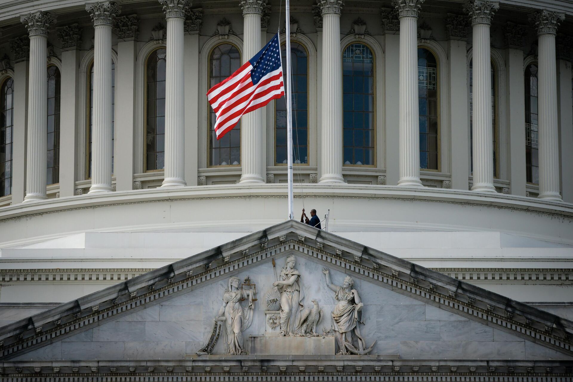 A bandeira dos Estados Unidos hasteada a meio-mastro no Capitólio em homenagem à rainha britânica Elizabeth II, em Washington, 8 de setembro de 2022 - Sputnik Brasil, 1920, 08.09.2022