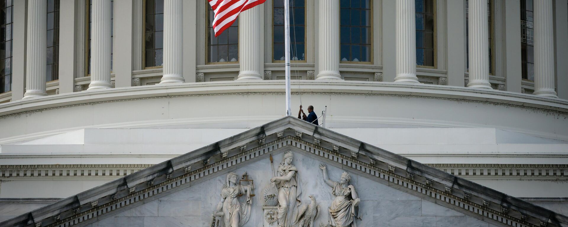 A bandeira dos Estados Unidos hasteada a meio-mastro no Capitólio em homenagem à rainha britânica Elizabeth II, em Washington, 8 de setembro de 2022 - Sputnik Brasil, 1920, 29.09.2023