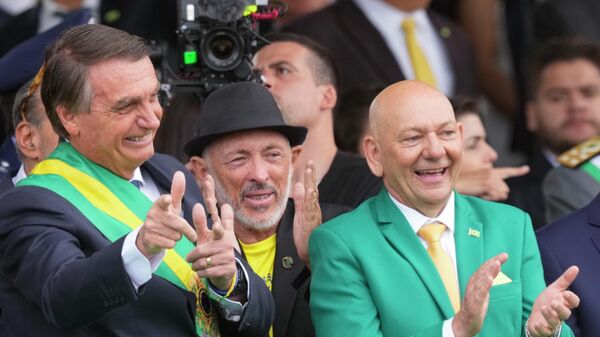 O presidente do Brasil, Jair Bolsonaro, à esquerda, e o empresário Luciano Hang - Sputnik Brasil