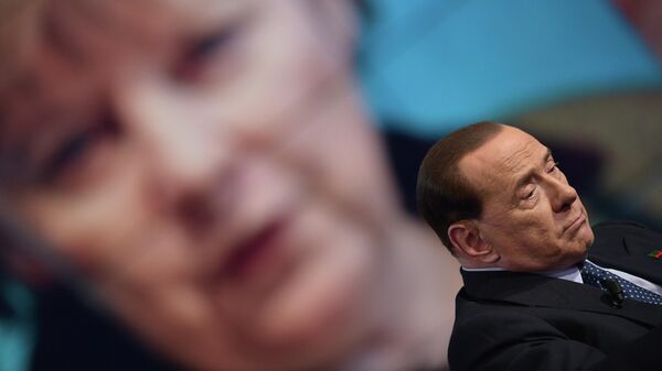 Primeiro-ministro italiano, Silvio Berlusconi perante uma tela mostrando a chanceler alemã Angela Merkel durante o programa de televisão Porta a Porta, 22 de maio de 2014 - Sputnik Brasil