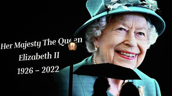 Imagem da rainha Elizabeth II da Inglaterra exibida no Piccadilly Circus, no centro de Londres, 8 de setembro de 2022 - Sputnik Brasil