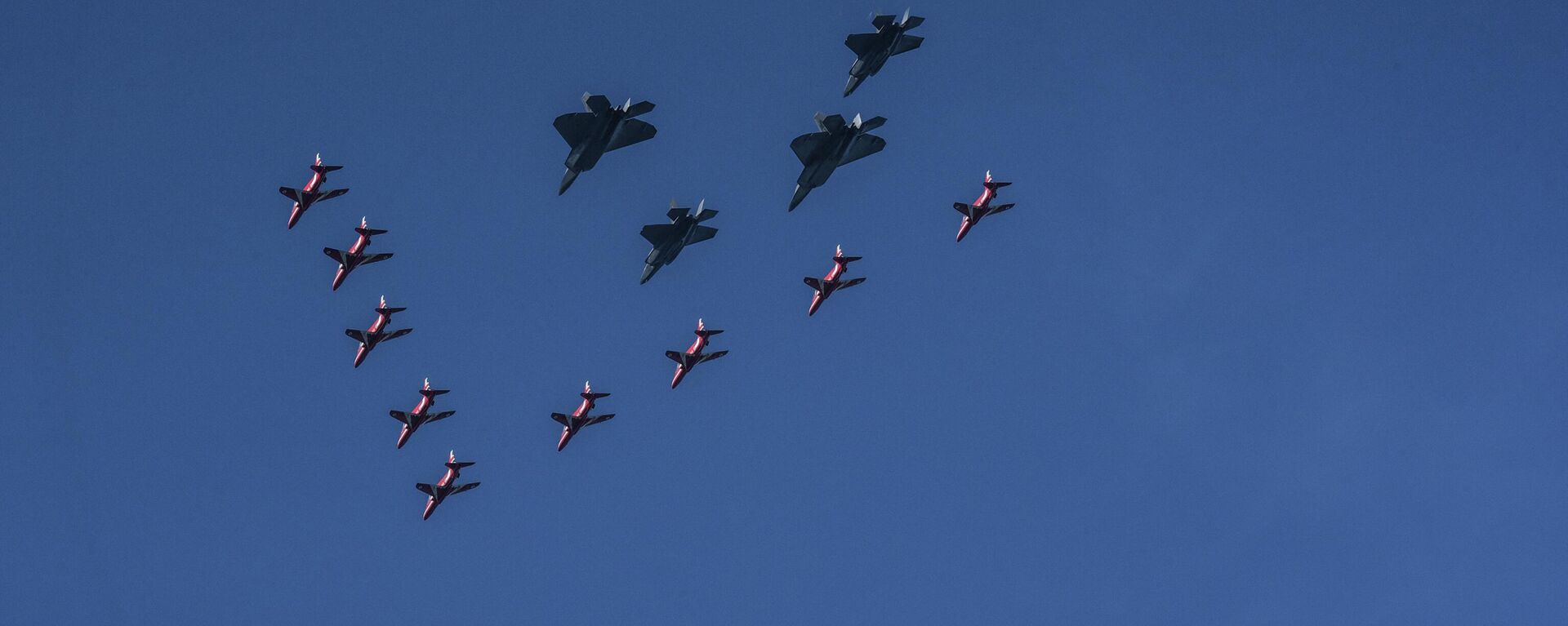 Caças de quinta geração F-22 e F-35 voando em formação sobre o rio Hudson em Nova York, EUA, 22 de agosto de 2019 - Sputnik Brasil, 1920, 09.09.2022