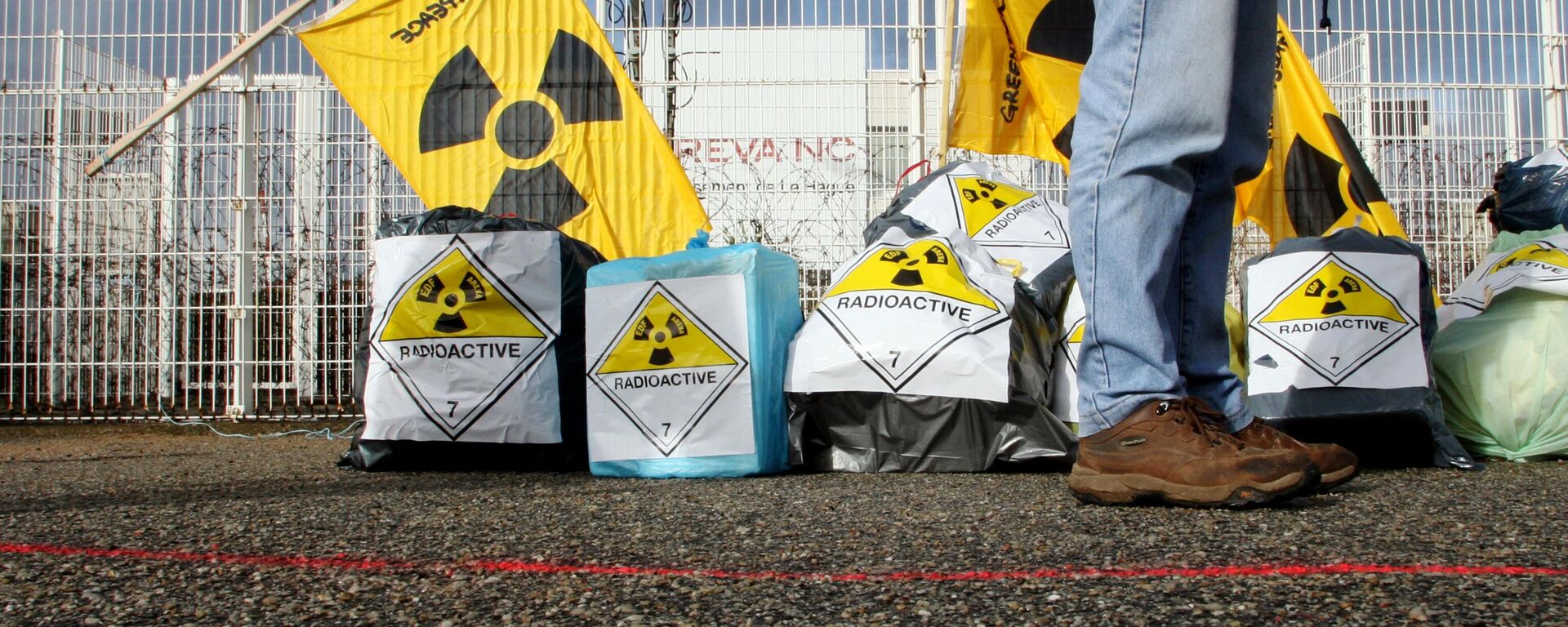 Um membro do Greenpeace é fotografado depois que ativistas jogaram sacos de lixo em frente à cerca da gigante nuclear francesa Areva em Beaumont-Hague, Normandia, em 20 de fevereiro de 2010 - Sputnik Brasil, 1920, 10.09.2022