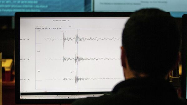Um técnico do Centro Sismológico Nacional (CSN), da Universidade do Chile, órgão encarregado de monitorar a atividade sísmica no território chileno, trabalha em Santiago, em 4 de agosto de 2017 - Sputnik Brasil