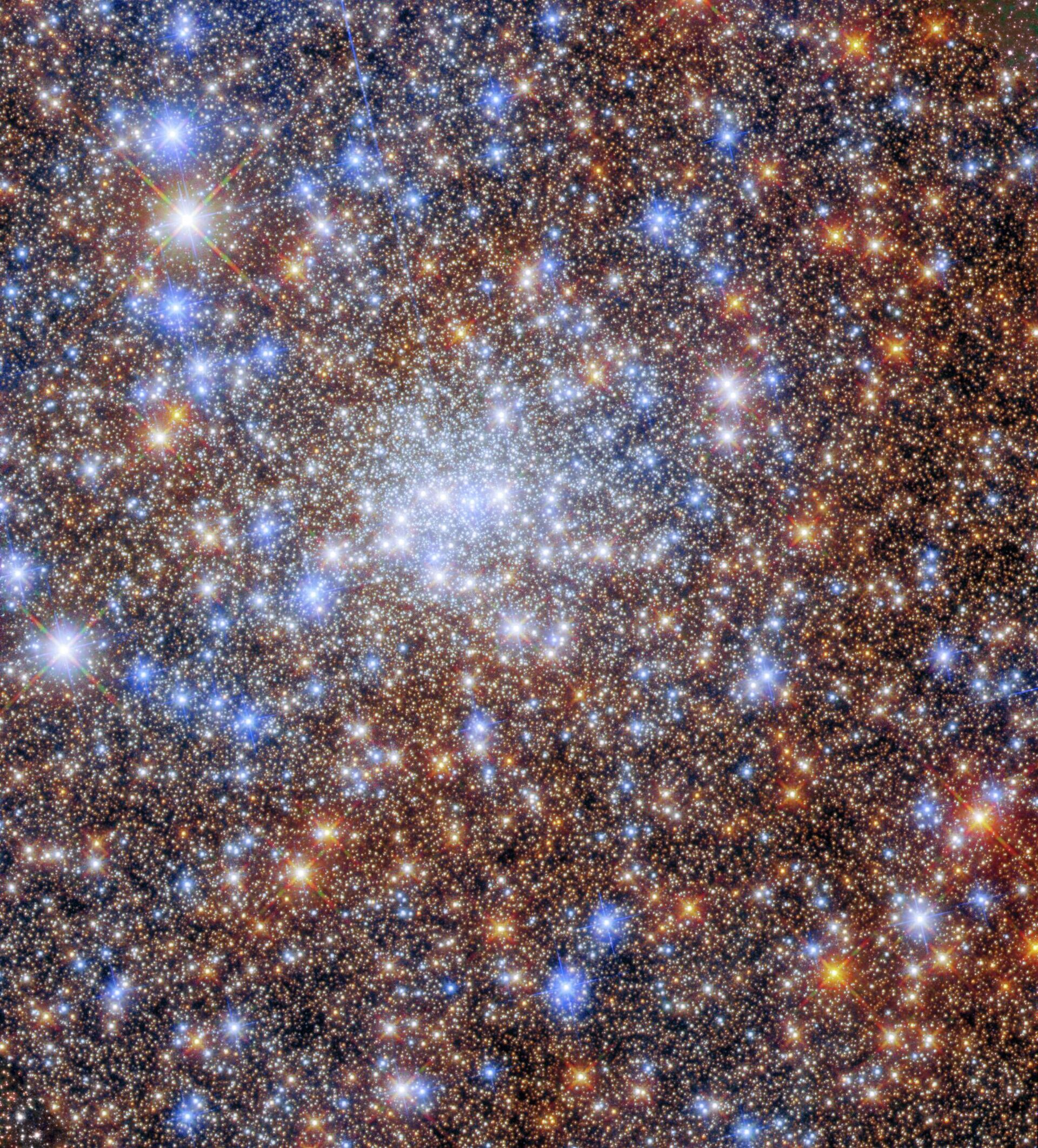 O Telescópio Espacial Hubble flagrou uma multidão de estrelas no aglomerado globular Terzan 4, localizado próximo do centro da Via Láctea - Sputnik Brasil, 1920, 12.09.2022