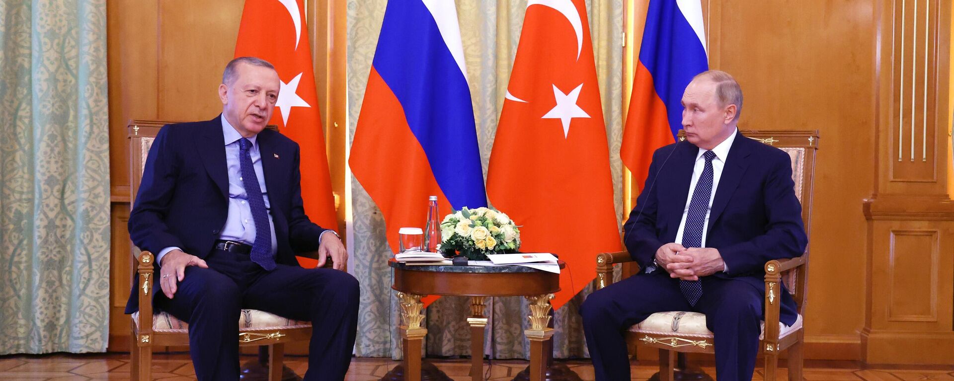 O presidente russo, Vladimir Putin (à direita), e seu colega turco, Recep Tayyip Erdogan, se reúnem em Sochi, na Rússia, em 5 de agosto de 2022 - Sputnik Brasil, 1920, 19.09.2022