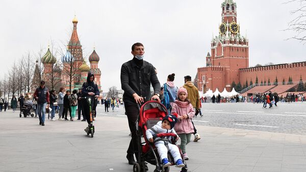 Pessoas andando na Praça Vermelha em Moscou, primavera de 2021 - Sputnik Brasil