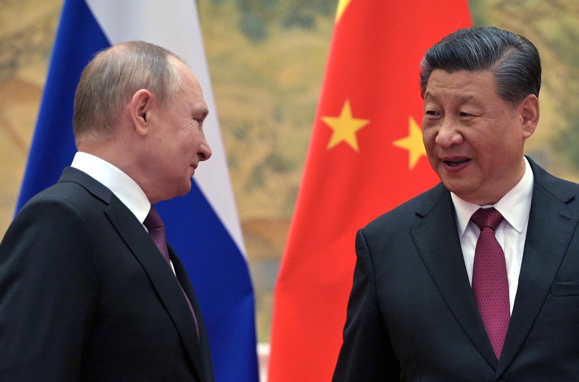 O presidente russo, Vladimir Putin (à esquerda), e o presidente chinês, Xi Jinping, durante reunião na Diaoyutai State Guesthouse, em Pequim, na China, em 4 de fevereiro de 2022 - Sputnik Brasil, 1920, 01.11.2022