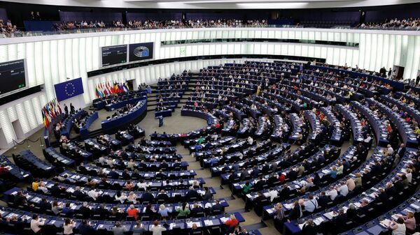 Eurodeputados participam de debate no Parlamento Europeu sobre aborto, em 6 de julho de 2022 - Sputnik Brasil
