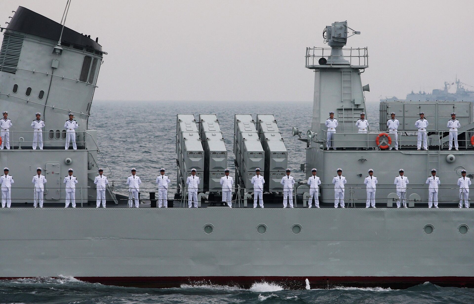 Oficiais da Marinha chinesa participam em um desfile de frota internacional na comemoração do 60º aniversário da fundação da Marinha do Exército de Libertação Popular da China, 23 de abril de 2009, em Qingdao, província de Shandong, China.  - Sputnik Brasil, 1920, 02.02.2024