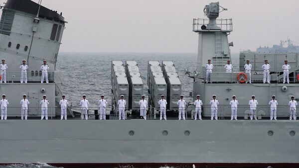 Oficiais da Marinha chinesa participam em um desfile de frota internacional na comemoração do 60º aniversário da fundação da Marinha do Exército de Libertação Popular da China, 23 de abril de 2009, em Qingdao, província de Shandong, China.  - Sputnik Brasil