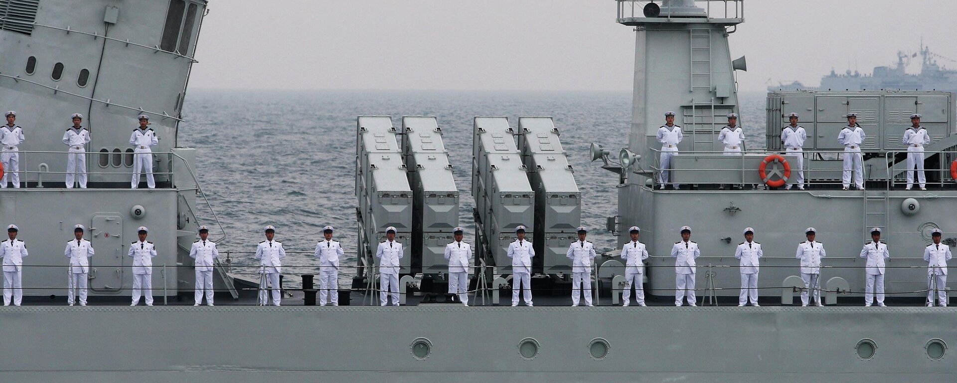 Oficiais da Marinha chinesa participam em um desfile de frota internacional na comemoração do 60º aniversário da fundação da Marinha do Exército de Libertação Popular da China, 23 de abril de 2009, em Qingdao, província de Shandong, China.  - Sputnik Brasil, 1920, 13.06.2026