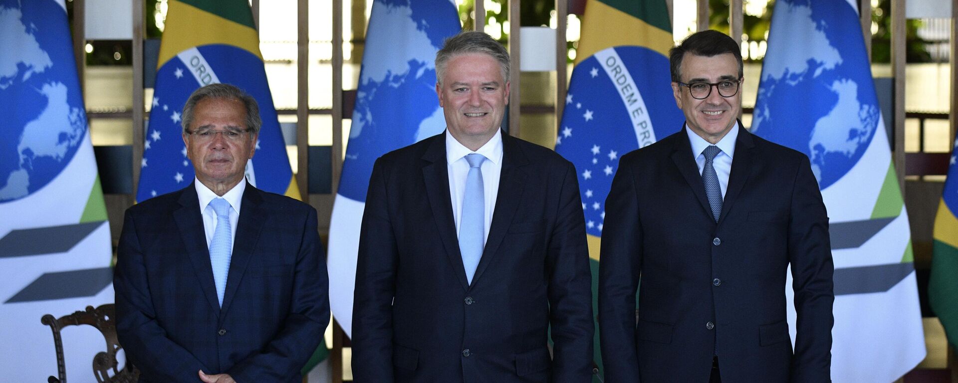 O ministro da Economia, Paulo Guedes, o secretário-geral da Organização para a Cooperação e Desenvolvimento Econômico (OCDE) Mathias Cormann e o chanceler brasileiro Carlos França participam de uma declaração a imprensa após a cerimonia de abertura da reunião da OCDE, no Palácio do Itamaraty, em Brasília, 26 de abril de 2022 - Sputnik Brasil, 1920, 14.09.2022