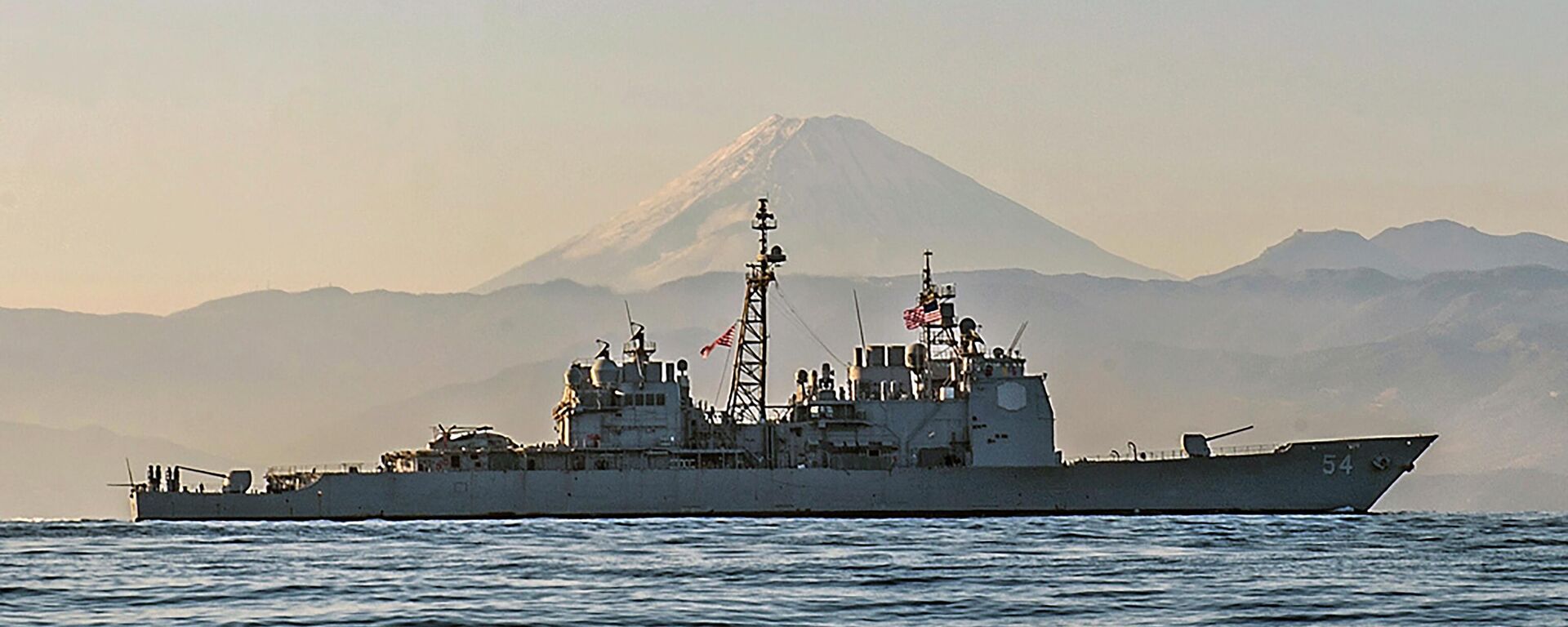O cruzador de mísseis guiados da classe Ticonderoga USS Antietam (CG 54) está em andamento na costa do Japão, perto do Monte Fuji, 22 de novembro de 2014 - Sputnik Brasil, 1920, 26.11.2022