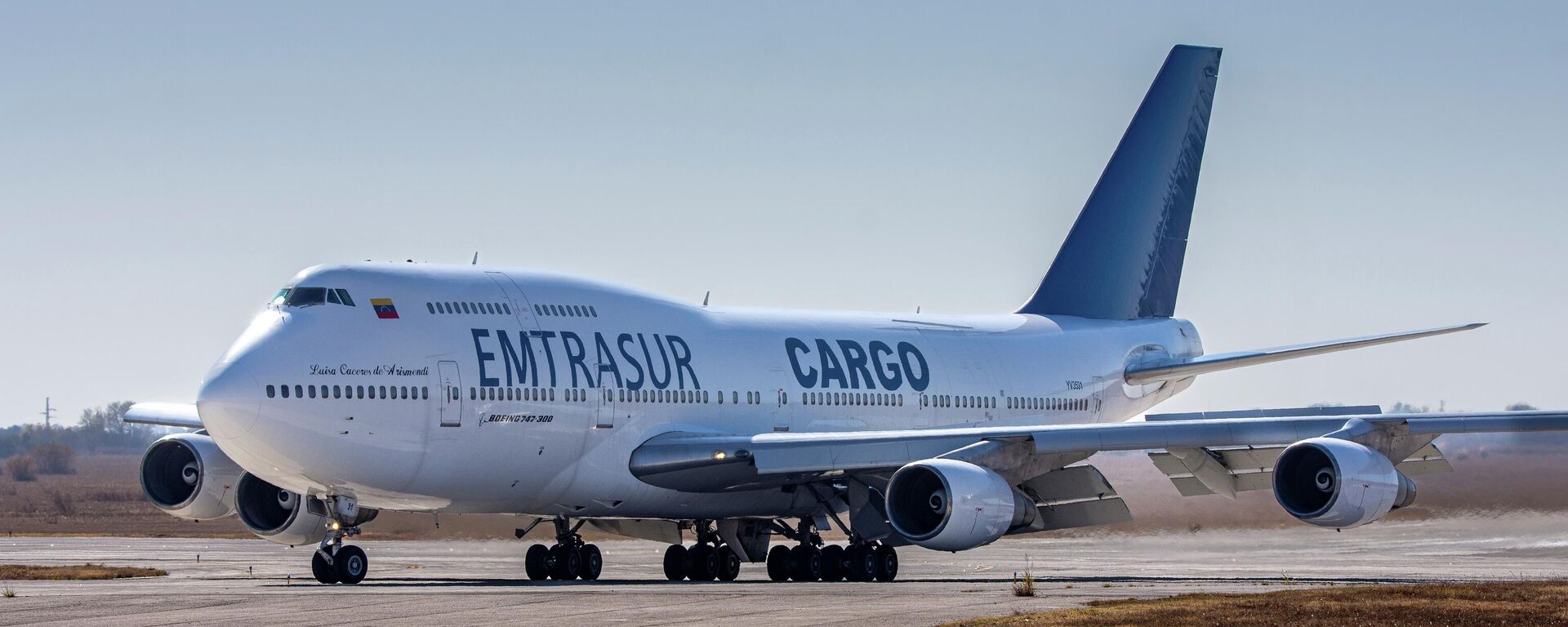 Avião Boeing 747 de propriedade venezuelana, operado pela empresa estatal Emtrasur, na pista após pousar no aeroporto Ambrosio Taravella, em Córdoba, Argentina, em 6 de junho de 2022 - Sputnik Brasil, 1920, 15.09.2022