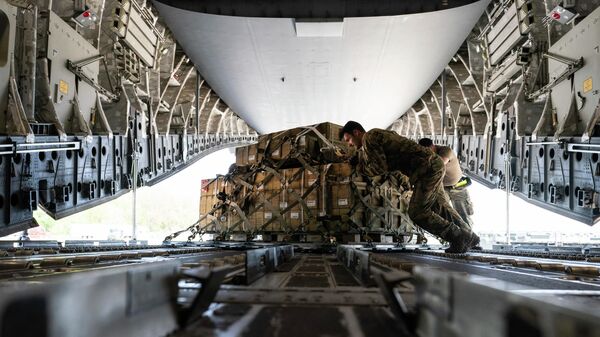 Carregamento de munições para envio à Ucrânia na base da Força Aérea do EUA em Dover - Sputnik Brasil