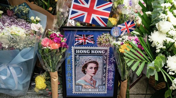 Flores e uma fotografia são colocadas para a rainha Elizabeth II fora do consulado britânico em Hong Kong, sexta-feira, 16 de setembro de 2022 - Sputnik Brasil