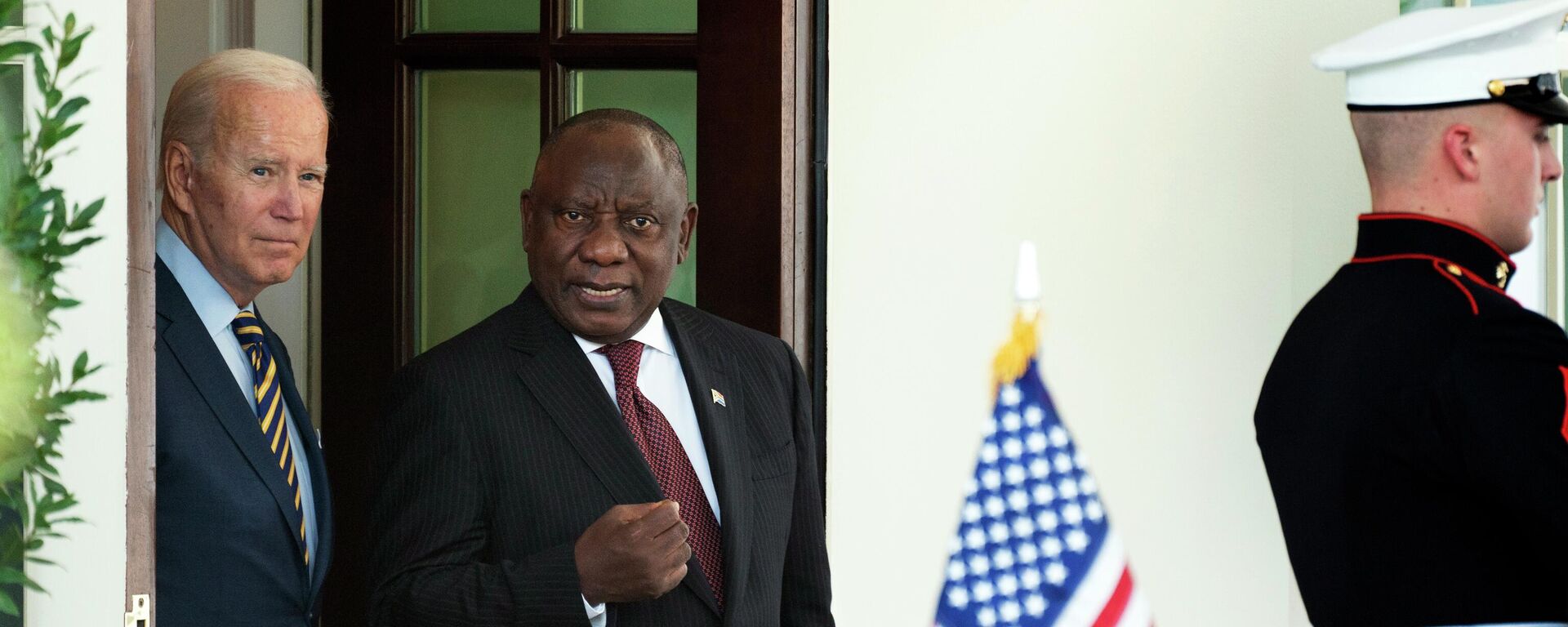 O presidente Joe Biden conversa com o presidente sul-africano Cyril Ramaphosa  - Sputnik Brasil, 1920, 13.12.2022