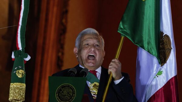 O presidente mexicano, Andrés Manuel López Obrador, dá o grito característico do início das comemorações do Dia da Independência, no Palácio Nacional, sede do Poder Executivo. Cidade do México, 15 de setembro de 2022 - Sputnik Brasil