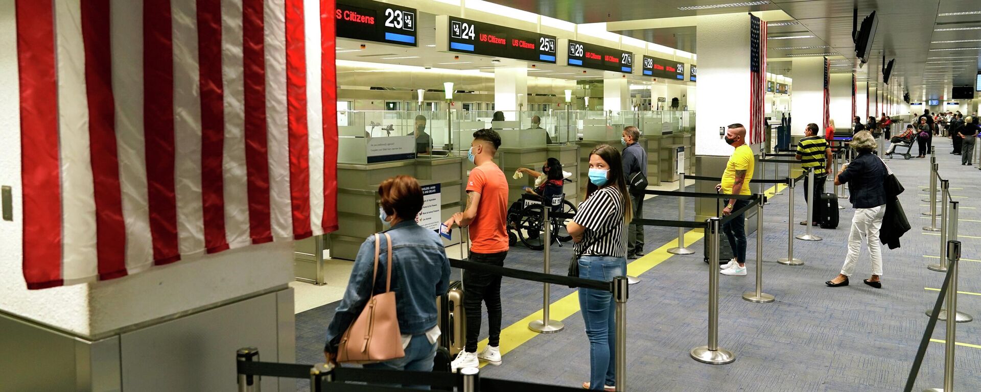 Os passageiros internacionais chegam ao Aeroporto Internacional de Miami, onde são examinados pela Alfândega e Proteção de Fronteiras (CBP) dos EUA usando biometria facial para automatizar as verificações manuais de documentos necessárias para admissão nos EUA (foto de arquivo) - Sputnik Brasil, 1920, 17.09.2022