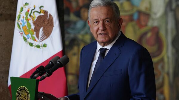 O presidente mexicano Andrés Manuel López Obrador apresenta seu relatório do quarto ano do governo antes de fazer seu discurso sobre o Estado da Nação no Palácio Nacional da Cidade do México, quinta-feira, 1º de setembro de 2022 - Sputnik Brasil