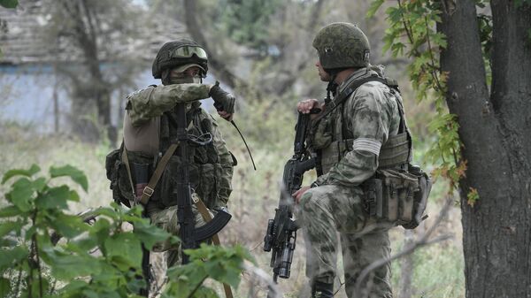 Soldados russos conversam durante ação das Forças Armadas da Rússia em Aleksandrovka, na região de Kherson, então região ucraniana sob controle russo, em meio à operação militar especial de Moscou na Ucrânia - Sputnik Brasil