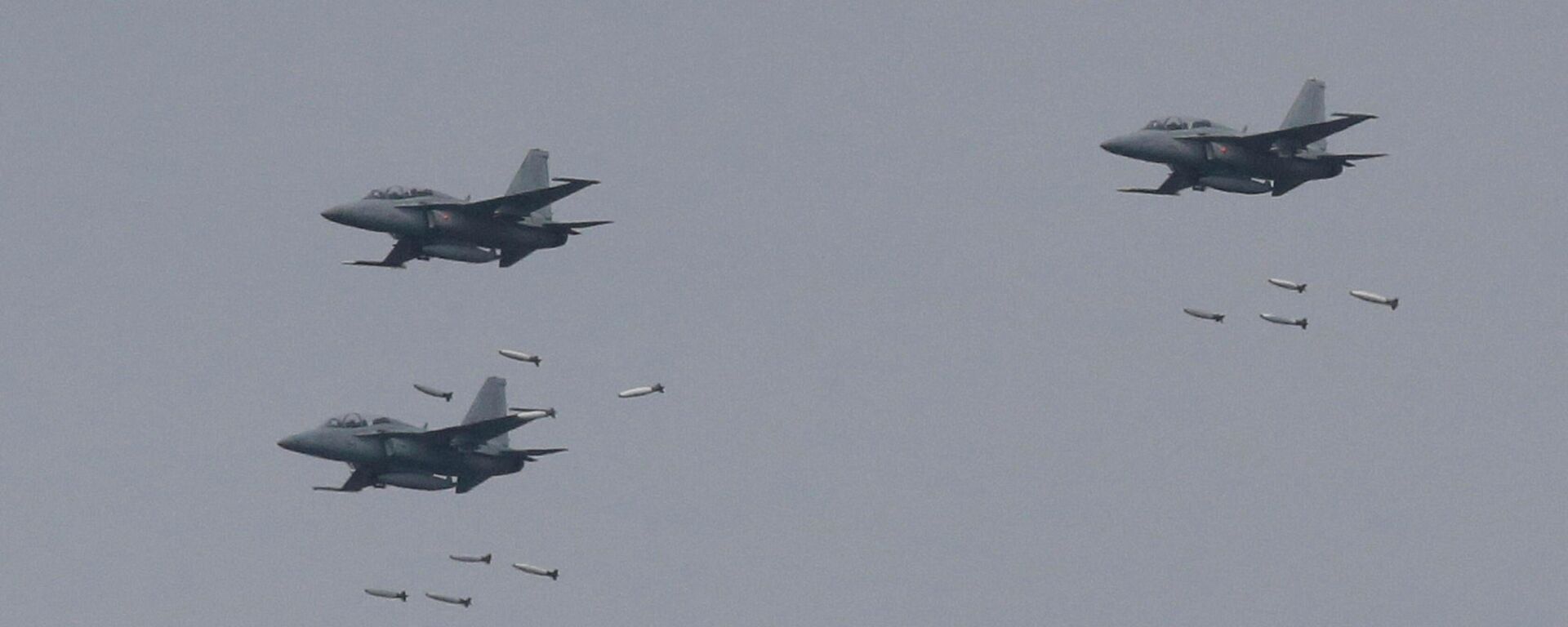 Caças FA-50 sul-coreanos largam bombas durante exercício conjunto com os EUA no Campo de Treinamento de Fogo Seungjin, Pocheon, Coreia do Sul, perto da fronteira com a Coreia do Norte, 21 de abril de 2017 - Sputnik Brasil, 1920, 17.04.2024