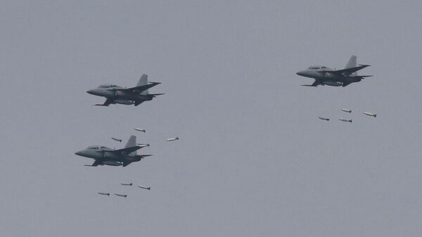 Caças FA-50 sul-coreanos largam bombas durante exercício conjunto com os EUA no Campo de Treinamento de Fogo Seungjin, em Pocheon, na Coreia do Sul, perto da fronteira com a Coreia do Norte, em 21 de abril de 2017 (foto de arquivo) - Sputnik Brasil