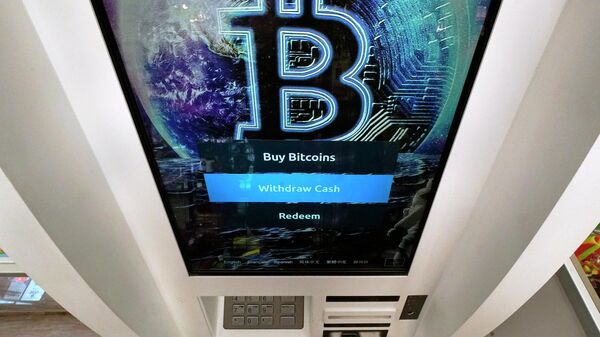 Nesta foto de arquivo de 9 de fevereiro de 2021, o logotipo do Bitcoin aparece na tela de um caixa eletrônico de criptomoeda em Salem, em Massachusetts, nos Estados Unidos - Sputnik Brasil