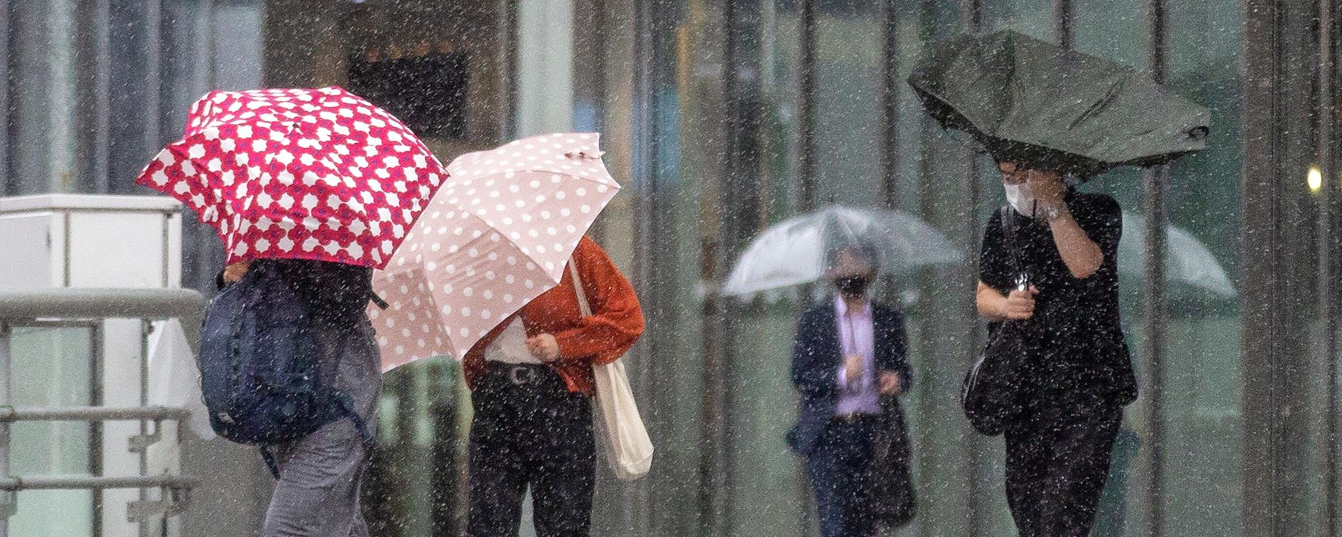 Pessoas lutam com chuva e vento forte enquanto o tufão Mindulle viaja pela costa do Japão - Sputnik Brasil, 1920, 17.09.2022