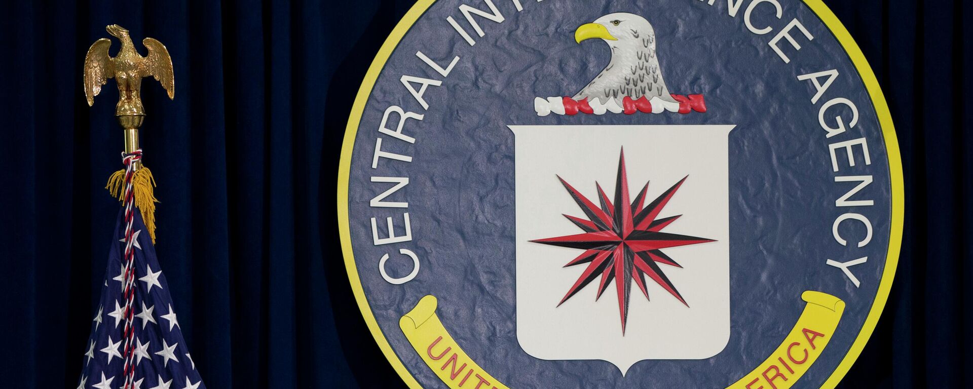 O selo da Agência Central de Inteligência (CIA, na sigla em inglês) em sua sede, em Langley, Virgínia. EUA, 13 de abril de 2016 - Sputnik Brasil, 1920, 25.02.2024