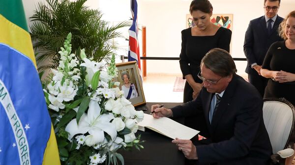 O presidente Jair Bolsonaro assina o livro de condolências à Rainha Elizabeth II na Embaixada do Reino Unido em Brasília. 12 de setembro de 2022. - Sputnik Brasil