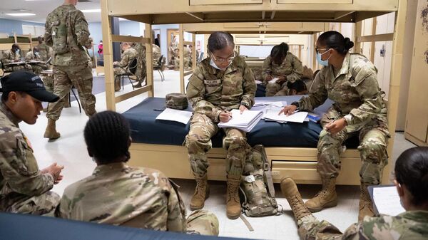 Candidatos ao Exército americano trabalham nas barracas de Fort Jackson, Columbia, Carolina do Sul, EUA, 26 de agosto de 2022 - Sputnik Brasil