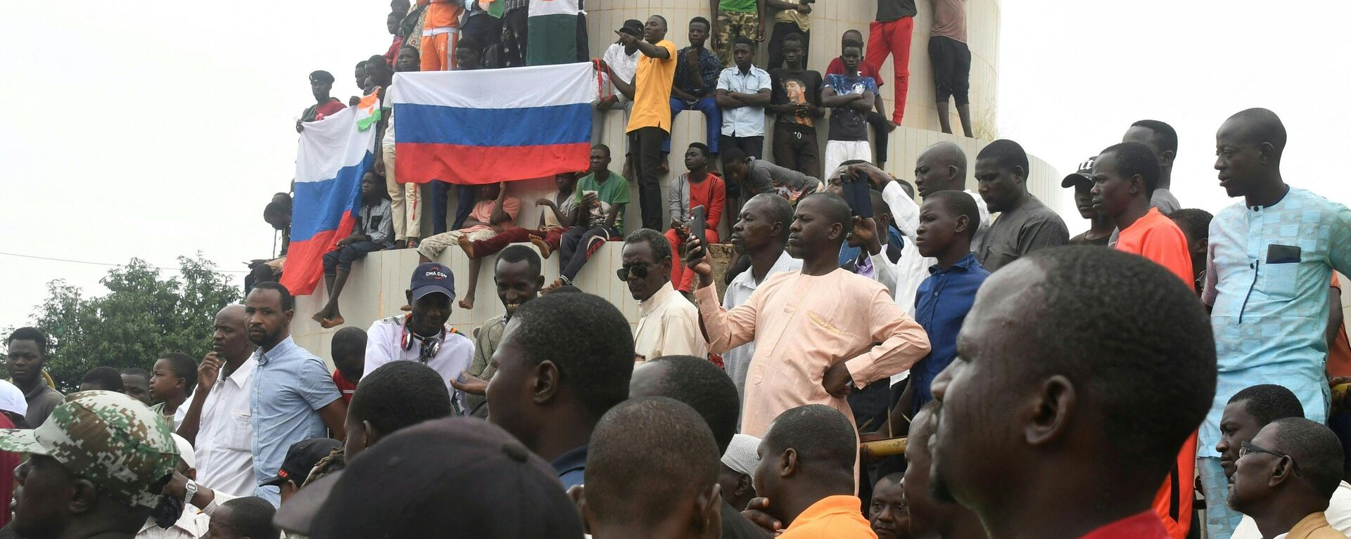 Pessoas protestam contra a presença militar francesa no Níger, em Niamey, 18 de setembro de 2022  - Sputnik Brasil, 1920, 19.09.2022