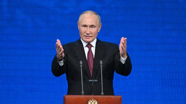 O presidente da Rússia, Vladimir Putin, discursa durante evento - Sputnik Brasil