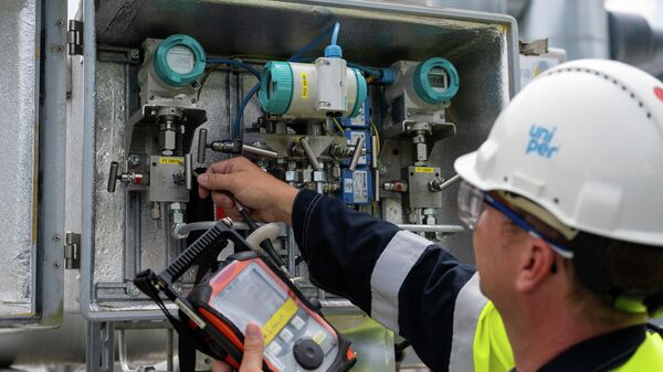 Um funcionário da Uniper SE inspecionando uma instalação de superfície de armazenamento de gás natural na Uniper em Bierwang, sul da Alemanha, 10 de junho de 2022 - Sputnik Brasil