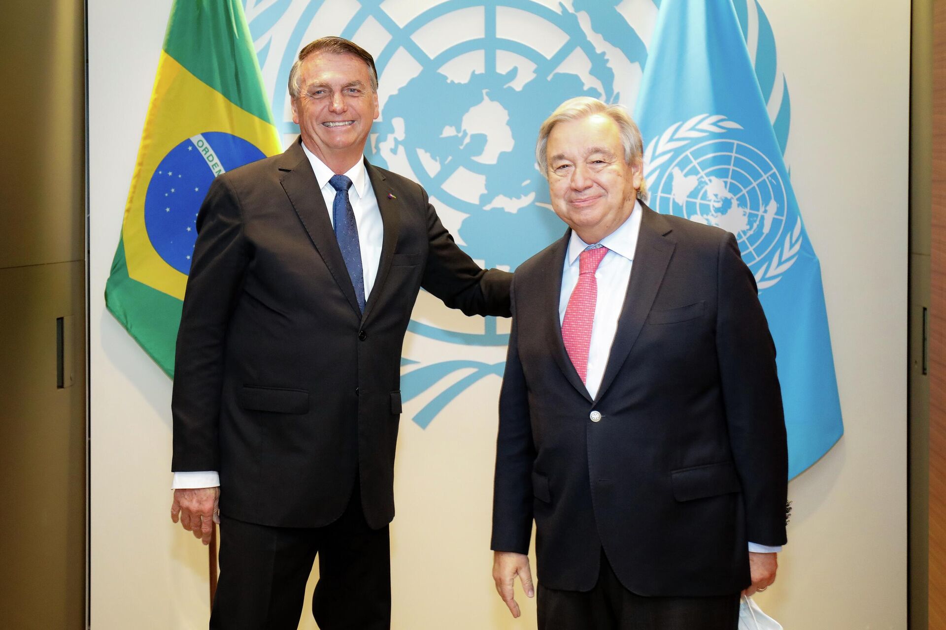 Jair Bolsonaro e António Guterres posam para foto durante a 77ª Assembleia-Geral da ONU, Nova York, EUA, 20 de setembro de 2022 - Sputnik Brasil, 1920, 21.09.2022