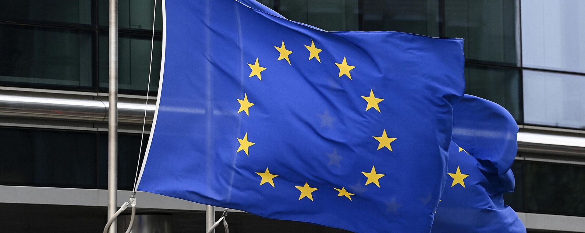 Uma bandeira europeia hasteada a meio mastro durante uma reunião de ministros de energia da União Europeia (UE) para encontrar soluções para o aumento dos preços da energia na sede da UE, em Bruxelas, 9 de setembro de 2022 - Sputnik Brasil, 1920, 22.09.2022