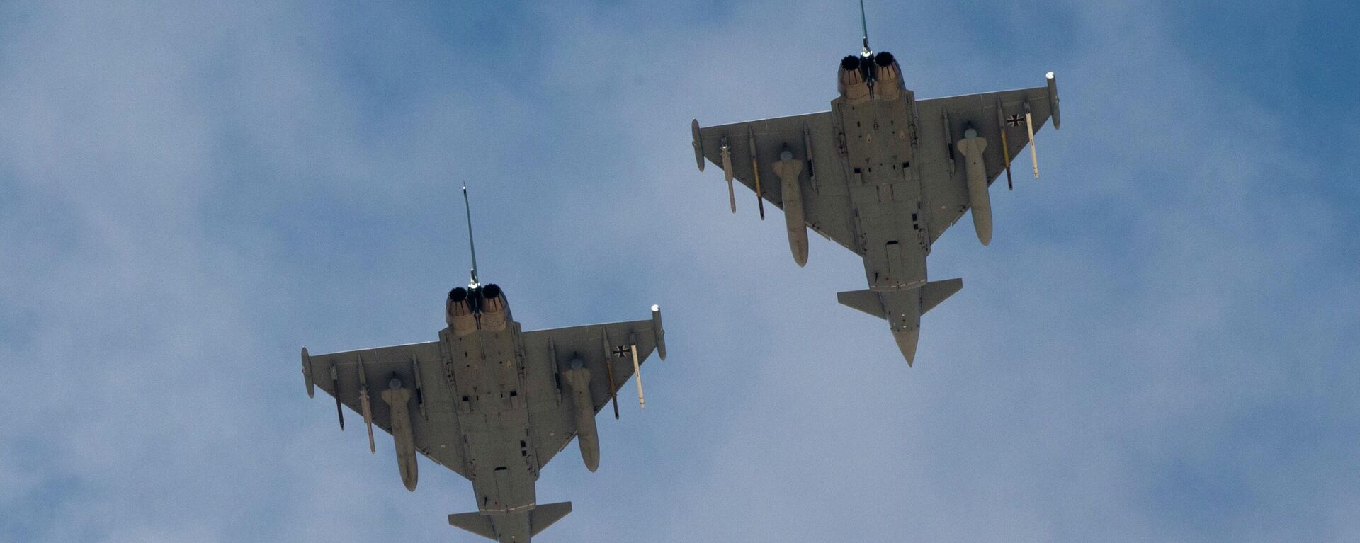Dois caças de combate alemães Eurofighter Typhoon voam sobre a base aérea próxima de Eilat, na região sul de Israel, durante os exercícios militares Blue Flag, em 8 de novembro de 2017 - Sputnik Brasil, 1920, 12.06.2023