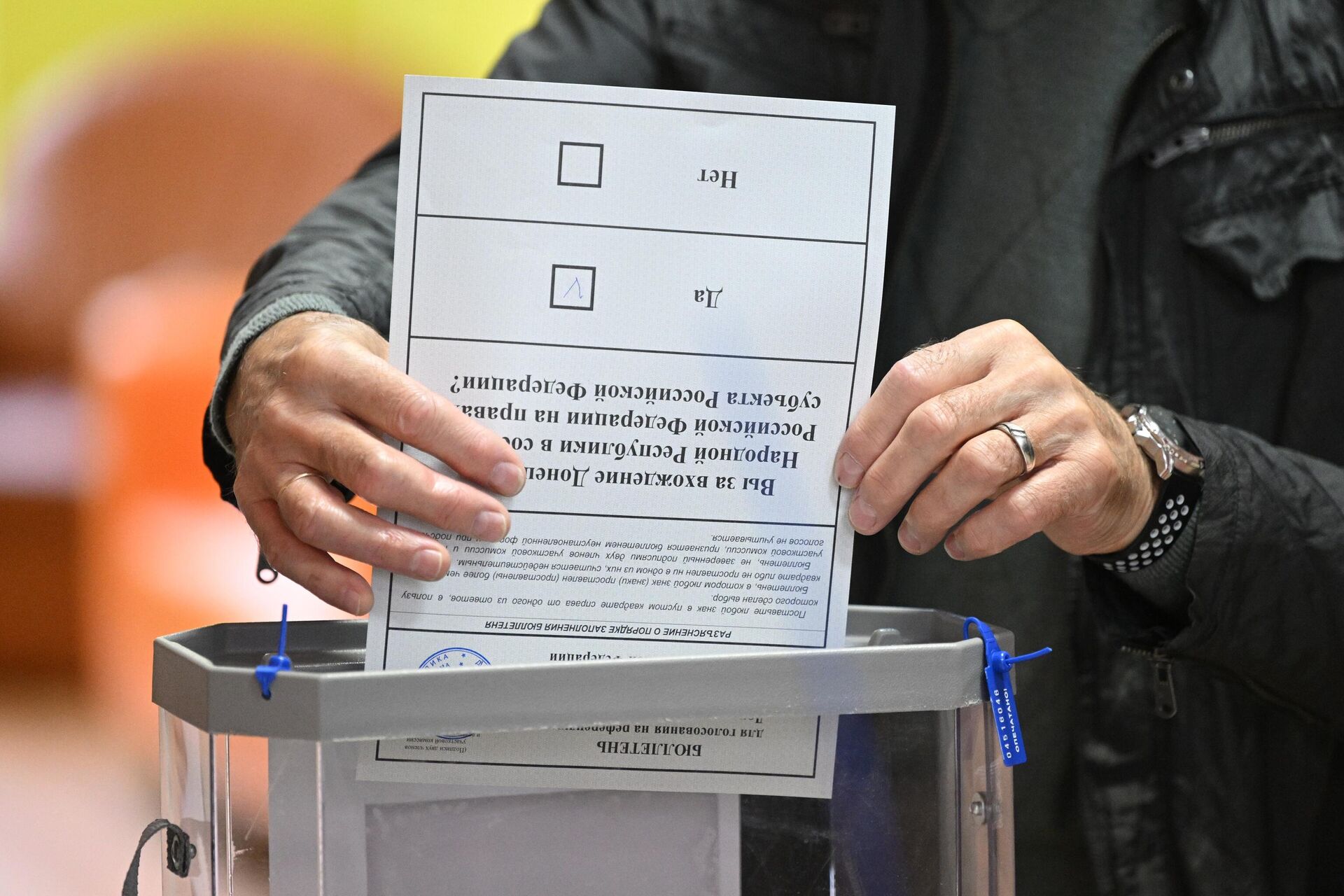 Homem vota no referendo sobre a integração das repúblicas populares de Donetsk (RPD) e Lugansk (RPL) à Rússia, em posto móvel em Moscou - Sputnik Brasil, 1920, 23.09.2022