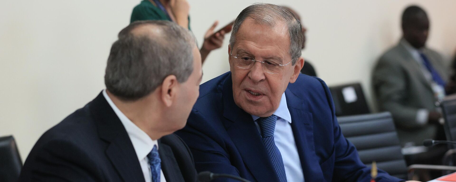 O ministro das Relações Exteriores da Síria, Faisal Mikdad, conversa com o chanceler da Rússia, Sergei Lavrov em encontro realizado durante a 77ª sessão da Assembleia Geral da ONU - Sputnik Brasil, 1920, 23.09.2022