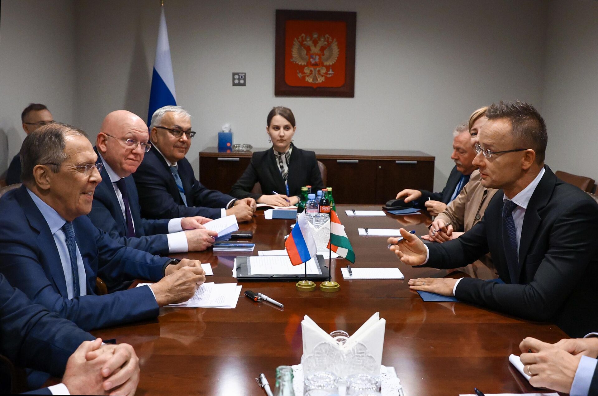 O ministro das Relações Exteriores da Hungria, Peter Szijjarto, se reuniu com o chanceler da Rússia, Sergei Lavrov, durante a 77ª sessão da Assembleia Geral da ONU. Nova York, 22 de setembro de 2022. - Sputnik Brasil, 1920, 24.09.2022